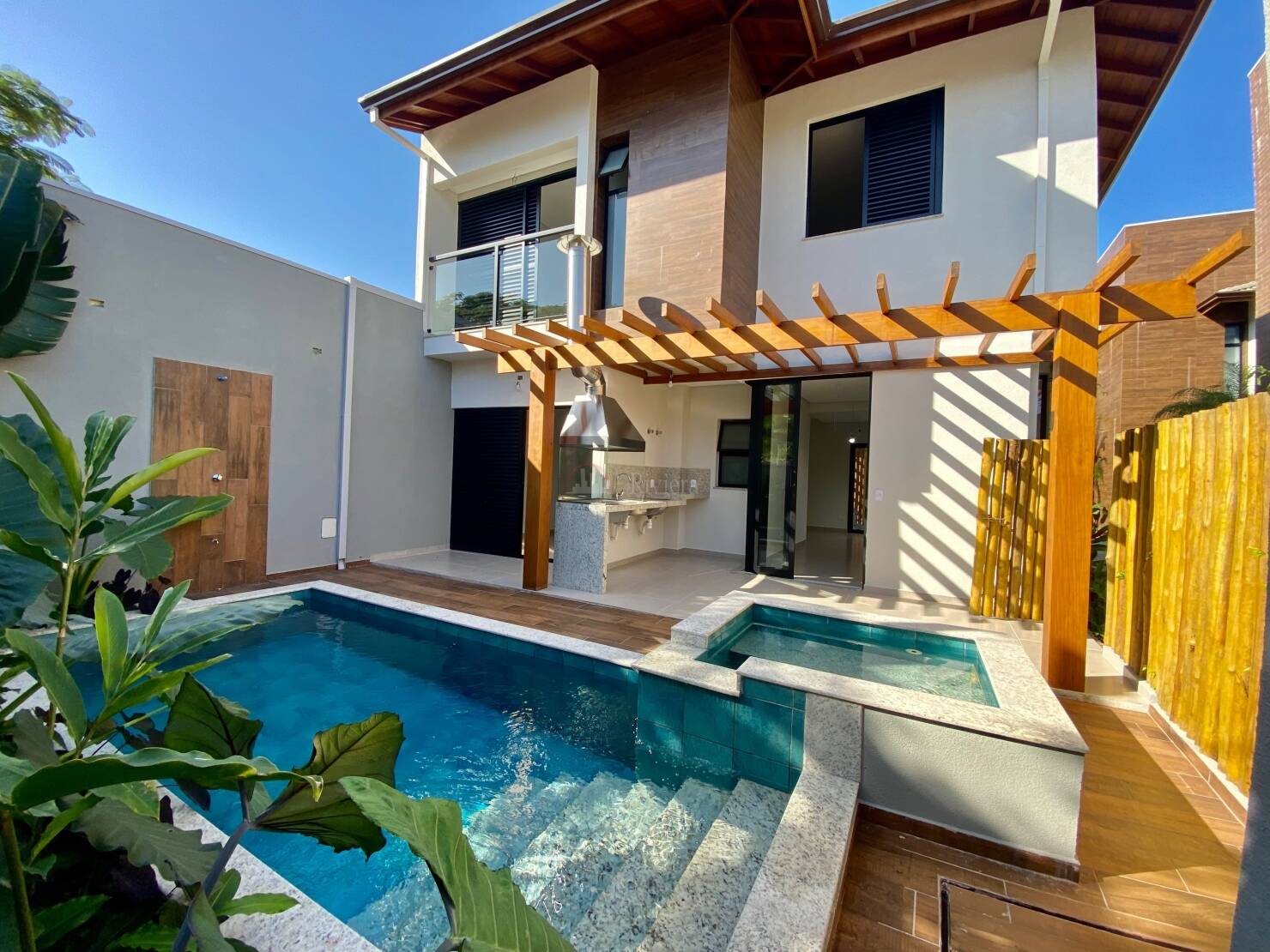 Casa a Venda na Praia de juquehy em Condomínio em São - V102400002